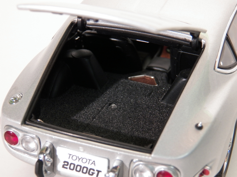 Illustration for article titled LaLD Car Week 1:18 AutoArt Toyota 2000gt